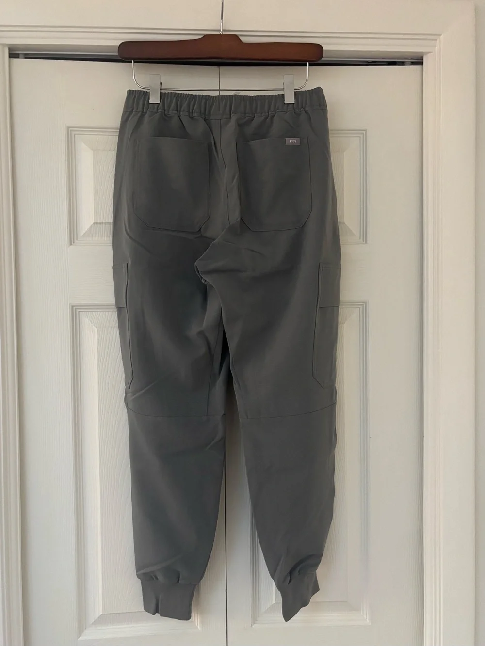 NWT FIGS Mens Classic Tansen Charcoal Cargo Joggers with Navy Drawstring - Short
